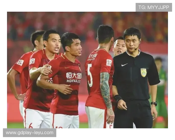 助理裁判举旗判罚时机如何影响越位和犯规判定？