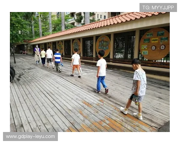 王昶居然在训练馆偷偷换衣服，这架势像要开T台走秀？
