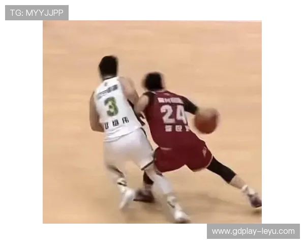 故意踢人犯规的判罚标准为何常引发争议？