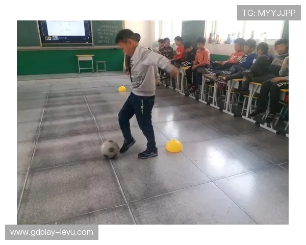 运球变向规则解析：脚步移动与违例的判定界限